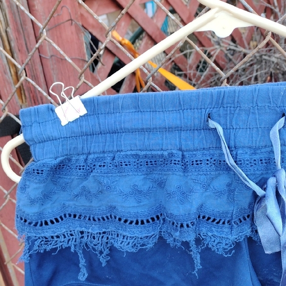 No Boundaries Blue Lace Trim Women Shorts - Picture 2 of 7